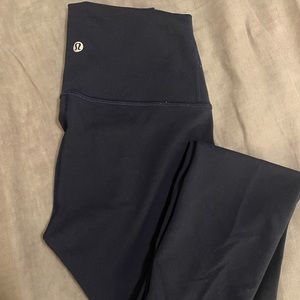 In great condition. I believe these are wunder unders but Nulux material